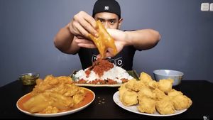 Gokil! Tanboy Kun Mukbang 1 Kg Gulai Tunjang Plus Nasi Satu Rice Cooker