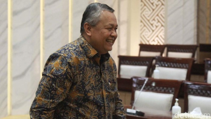 Gubernur Bank Indonesia Perry Warjiyo menjalani uji kelayakan dan kepatutan di Komisi XI DPR RI untuk menjadi gubernur lagi di periode berikutnya. Begini momennya.