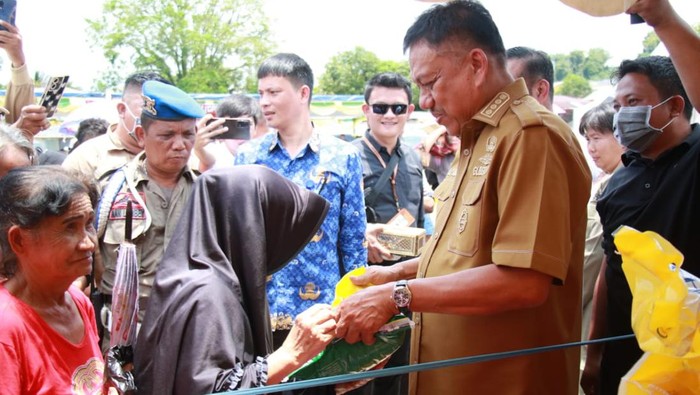 Gubernur Sulut Olly Dondokambey bagi-bagi beras gratis.