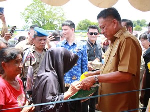Gubernur Sulut Salurkan 10 Ton Beras Gratis Saat Pasar Murah di Manado