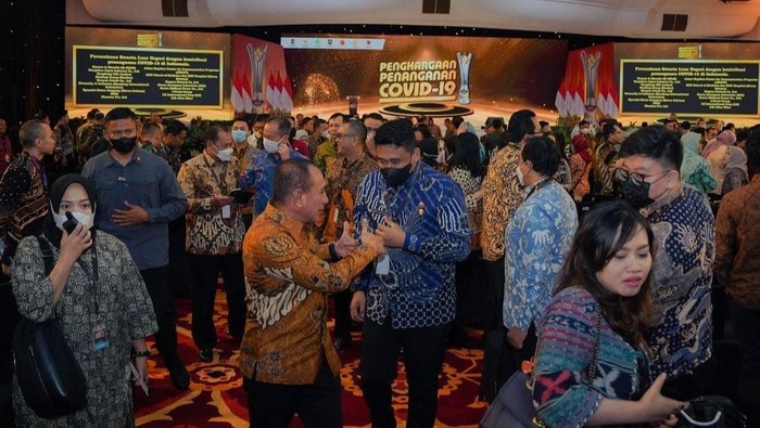 Gubsu Edy memberikan dua jempol kepada Wali Kota Medan Bobby Nasution