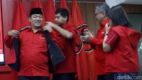 Maruarar Sirait memakaikan jaket Taruna Merah Putih ke Hendrar Prihadi.