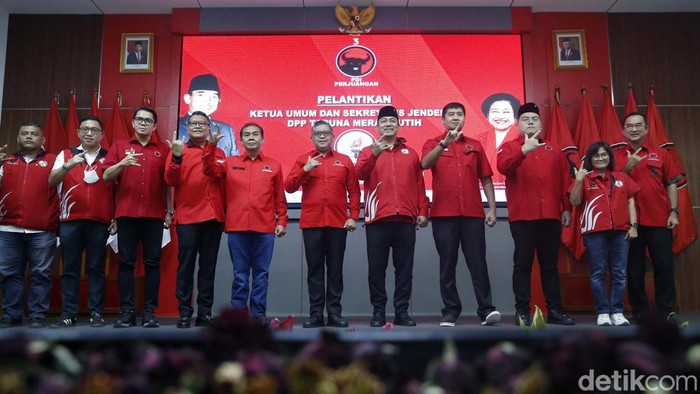 PDIP melantik Hendrar Prihadi sebagai Ketua Umum DPP Taruna Merah Putih di Sekolah Partai PDI Perjuangan, Lenteng Agung, Jakarta Selatan, Senin (20/3/2023). Selain itu, PDIP juga melantik Rio Dondokambey sebagai Sekjen DPP TMP.