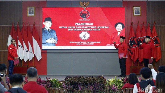 Hendrar Prihadi Pimpin Taruna Merah Putih PDIP PDIP melantik Hendrar Prihadi sebagai Ketua Umum DPP Taruna Merah Putih di Sekolah Partai PDI Perjuangan, Lenteng Agung, Jakarta Selatan, Senin (20/3/2023). Selain itu, PDIP juga melantik Rio Dondokambey sebagai Sekjen DPP TMP.