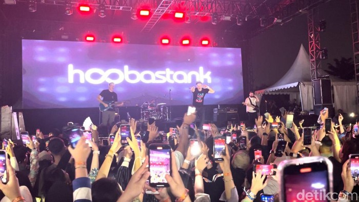 Hoobastank saat manggung di Medan.