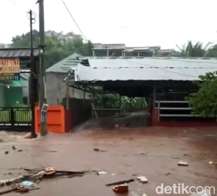 Hujan deras disertai angin kencang sempat terjadi di Depok, Jawa Barat (Jabar). Banjir sempat terjadi di sejumlah wilayah, termasuk di Rawageni Cipayung. (dok Pribadi/Dwi Dika)