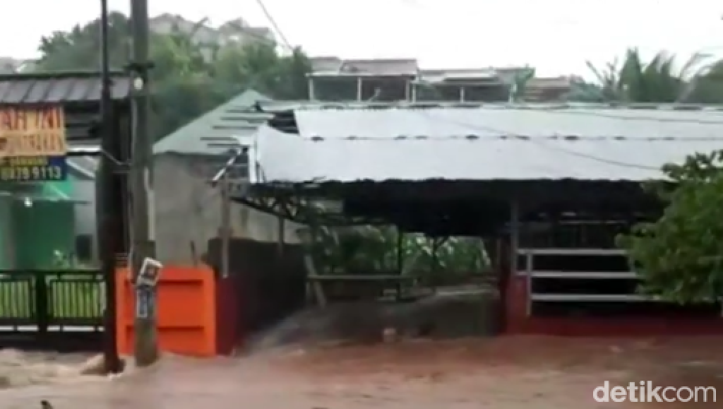 Jalan Depan Mal Rongsong-Rawageni Depok Sempat Terendam Banjir Sore Tadi