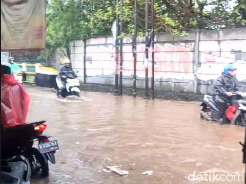 Hujan deras disertai angin kencang sempat terjadi di Depok, Jawa Barat (Jabar). Banjir sempat terjadi di sejumlah wilayah, termasuk di Jalan Raya Bungur (dok Pribadi/Isty)
