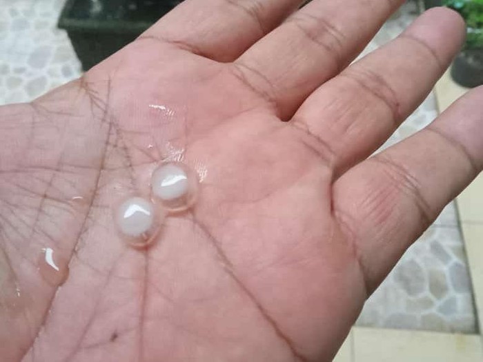 hujan es di surabaya