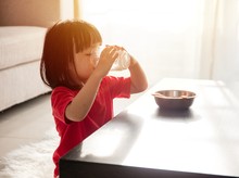 Kenali Gejala Alergi Susu Sapi pada Anak dan Cara Penuhi Gizinya