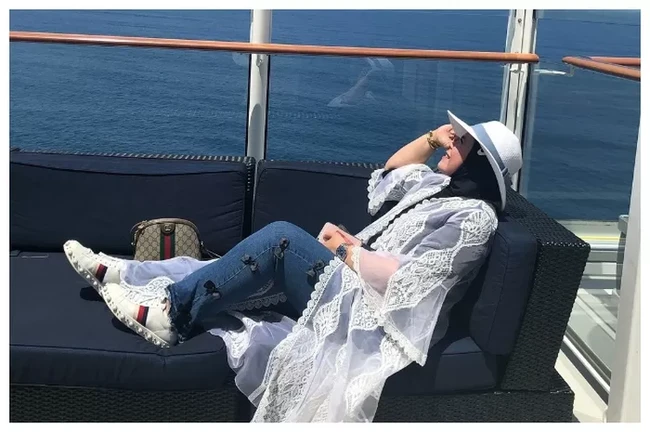 Gaya istrinya viral, Sekda Riau SF Hariyanto buka suara. Anto, sapaan akrab Hariyanto, mengkalim barang-barang mewah yang dipakai istrinya itu palsu alias KW. Masalah tas ini saya pun sedih juga. Kan mereka lihat ini disandingkan totalnya Rp 420 juta, padahal hanya Rp 2-5 juta beli di ITC Mangga Dua di Jakarta, kata Anto di rumah dinas sambil memperlihatkan tas-tas yang viral. “Ini tidak ada satu pun yang asli ya, artinya itu fitnah. Silakan ke tokonya ITC Mangga Dua lantai 1 dicek benar nggak, sambungnya.Foto: Dok. Instagram, Twitter