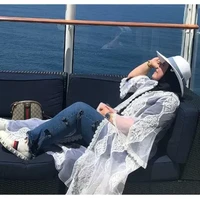 Gaya istrinya viral, Sekda Riau SF Hariyanto buka suara. Anto, sapaan akrab Hariyanto, mengkalim barang-barang mewah yang dipakai istrinya itu palsu alias KW. Masalah tas ini saya pun sedih juga. Kan mereka lihat ini disandingkan totalnya Rp 420 juta, padahal hanya Rp 2-5 juta beli di ITC Mangga Dua di Jakarta, kata Anto di rumah dinas sambil memperlihatkan tas-tas yang viral. “Ini tidak ada satu pun yang asli ya, artinya itu fitnah. Silakan ke tokonya ITC Mangga Dua lantai 1 dicek benar nggak, sambungnya.Foto: Dok. Instagram, Twitter