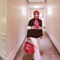 Kehidupan Sekda Riau SF Hariyanto turut menjadi sasaran kritikan di media sosial setelah konten flexing istrinya, Adrias, viral. Salah satunya memperlihatkan Adrias bergaya dengan blouse ungu dan tas Hermes Kelly Mini yang harganya bisa menyentuh Rp 500 juta. SF Hariyanto kemudian mengklarifikasi bahwa barang-barang milik istrinya merupakan produk KW alias tiruan. Jadi bapak mempromosikan barang palsu? sindir netizen. (Foto: Twitter)