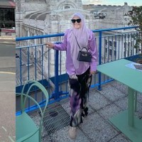Pada foto lainnya yang viral tampak istri Sekda Riau yang bernama Adrias itu bergaya memakai blouse ungu dan tas Hermes Kelly Mini yang harganya bisa mencapai Rp 500 juta. Foto: Dok. Instagram, Twitter