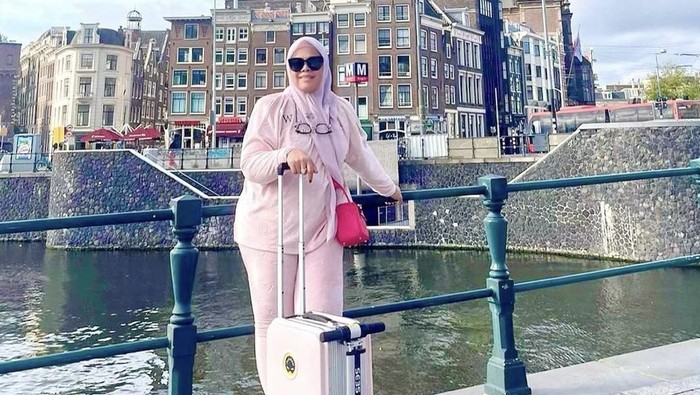 Istri Sekda Riau SF Hariyanto