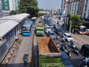 Jalan Daan Mogot Jakbar Macet Pagi Ini, Kendaraan Terobos Jalur TransJakarta
