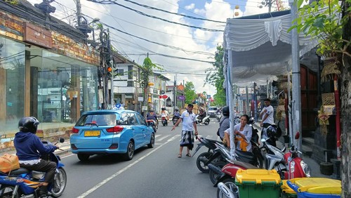 Jalan Raya Seminyak depan pura desa akan ditutup Selasa (21/3/2023) sejak pukul 13.00 Wita karena ada upacara Pecaruan jelang Nyepi. (Triwidiyanti/detikBali)