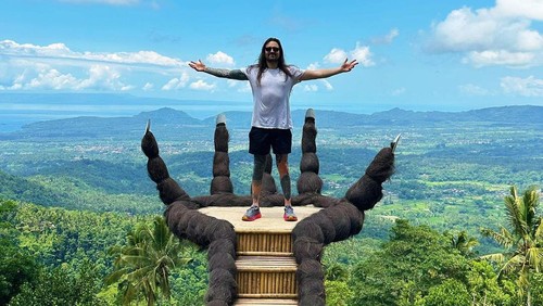 Drummer Slipknot, Jay Weinberg, honeymoon di Bali.