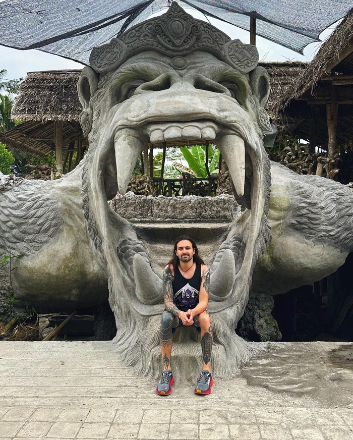 Drummer Slipknot, Jay Weinberg, honeymoon di Bali.