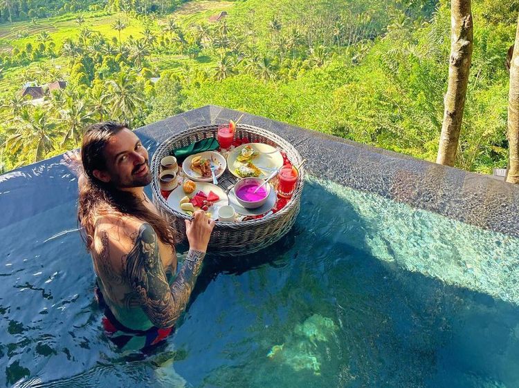 7 Momen Drummer Slipknot Honeymoon di Bali, Nikmati Alam-Floating Breakfast