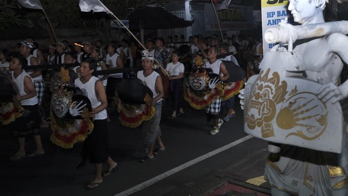 Pemuka agama Hindu melakukan ritual kepada sejumlah warga yang membawa alat musik tradisional saat tradisi Okokan di Desa Adat Kediri, Tabanan, Bali, Minggu (19/3/2023) malam. Tradisi yang membunyikan Okokan yang merupakan alat musik tradisional berbahan kayu yang biasanya dikalungkan pada hewan ternak seperti sapi atau kerbau tersebut digelar untuk menetralisir energi dan tolak bala menjelang Hari Raya Nyepi Tahun Baru Saka 1945. ANTARA FOTO/Nyoman Hendra Wibowo/YU
