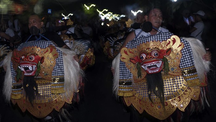 Jelang Nyepi, Musik Okokan Melantun di Bali Pemuka agama Hindu melakukan ritual kepada sejumlah warga yang membawa alat musik tradisional saat tradisi Okokan di Desa Adat Kediri, Tabanan, Bali, Minggu (19/3/2023) malam. Tradisi yang membunyikan Okokan yang merupakan alat musik tradisional berbahan kayu yang biasanya dikalungkan pada hewan ternak seperti sapi atau kerbau tersebut digelar untuk menetralisir energi dan tolak bala menjelang Hari Raya Nyepi Tahun Baru Saka 1945. ANTARA FOTO/Nyoman Hendra Wibowo/YU
