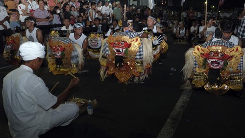 Pemuka agama Hindu melakukan ritual kepada sejumlah warga yang membawa alat musik tradisional saat tradisi Okokan di Desa Adat Kediri, Tabanan, Bali, Minggu (19/3/2023) malam. Tradisi yang membunyikan Okokan yang merupakan alat musik tradisional berbahan kayu yang biasanya dikalungkan pada hewan ternak seperti sapi atau kerbau tersebut digelar untuk menetralisir energi dan tolak bala menjelang Hari Raya Nyepi Tahun Baru Saka 1945. ANTARA FOTO/Nyoman Hendra Wibowo/YU