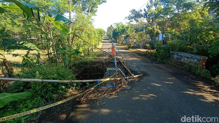 Jembatan di Desa Tugurejo Blitar ambrol separuh