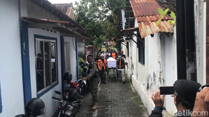 Jenazah perempuan inisial A (34) yang ditemukan tewas diduga korban mutilasi di wisma Jalan Kaliurang (Jakal), Sleman, tiba di rumah duka Kota Jogja, Senin (20/3/2023).