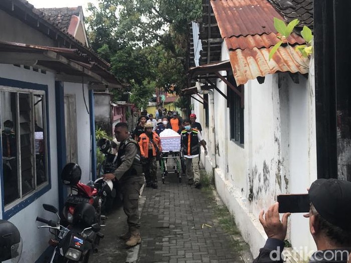 Jenazah perempuan inisial A (34) yang ditemukan tewas diduga korban mutilasi di wisma Jalan Kaliurang (Jakal), Sleman, tiba di rumah duka Kota Jogja, Senin (20/3/2023).