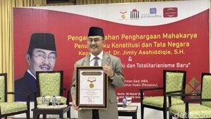 Jimly Asshiddiqie Raih Anugerah Mahakarya Penulis Buku Konstitusi dari Muri