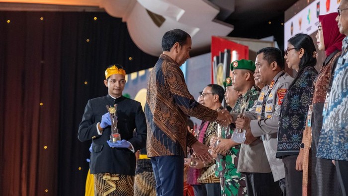Menteri Kesehatan RI, Budi G. Sadikin mendampingi Presiden RI, Joko Widodo hadir di event Apresiasi Penanganan Covid-19 di Dhanapala, Jakarta, 20 Maret 2023. Dalam Event tersebut, Presiden RI memberikan penghargaan kepada sejumlah pemimpin daerah, Tenaga Kesehatan dan segenap stakeholder yang mendukung penanganan Covid-19 di Indonesia. - Kemenkes RI