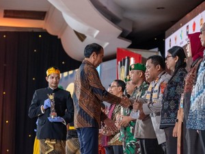 Penanganan COVID-19 Terbaik, Kapolres Bogor Terima Penghargaan dari Jokowi