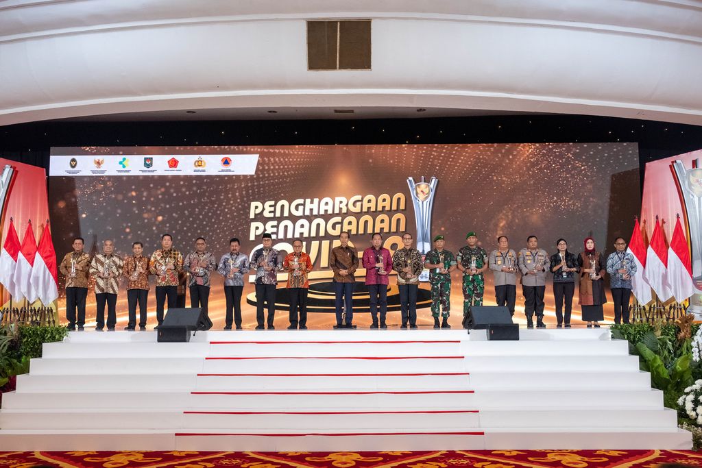 Menteri Kesehatan RI, Budi G. Sadikin mendampingi Presiden RI, Joko Widodo hadir di event Apresiasi Penanganan Covid-19 di Dhanapala, Jakarta, 20 Maret 2023. Dalam Event tersebut, Presiden RI memberikan penghargaan kepada sejumlah pemimpin daerah, Tenaga Kesehatan dan segenap stakeholder yang mendukung penanganan Covid-19 di Indonesia. - Kemenkes RI