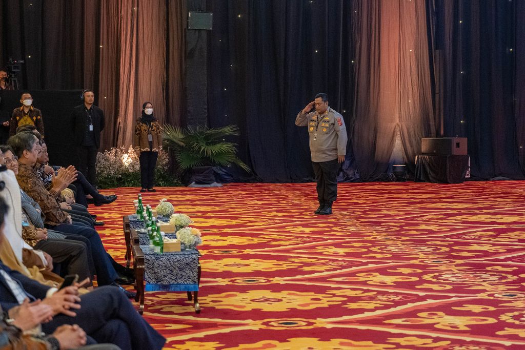 Menteri Kesehatan RI, Budi G. Sadikin mendampingi Presiden RI, Joko Widodo hadir di event Apresiasi Penanganan Covid-19 di Dhanapala, Jakarta, 20 Maret 2023. Dalam Event tersebut, Presiden RI memberikan penghargaan kepada sejumlah pemimpin daerah, Tenaga Kesehatan dan segenap stakeholder yang mendukung penanganan Covid-19 di Indonesia. - Kemenkes RI