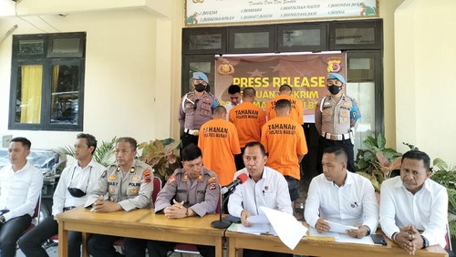 Kasat Reskrim Polres Manggarai Barat AKP Ridwan saat memberi keterangan pers tentang penetapan dua tersangka  perambahan atau pengerusakan Cagar Alam Wae Wuul di Desa Macang Tanggar, Kecamatan Komodo, Kabupaten Manggarai Barat, NTT, Senin (20/3/2023). (Ambrosius Ardin)