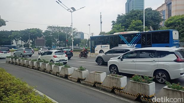 Kecelakaan beruntun terjadi di Bundaran Senayan, Jakarta Selatan pada Minggu, 19 Maret 2023. Insiden itu menyebabkan satu orang luka dan dibawa ke rumah sakit.