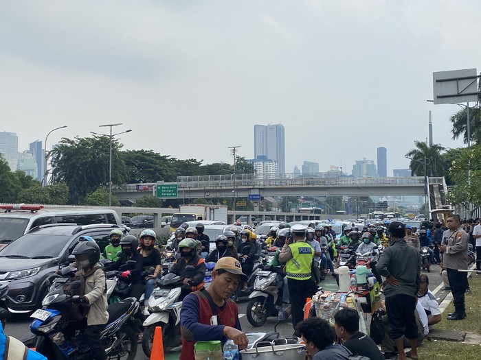 Kemacetan di Jalan Gatot Subroto depan DPR akibat ada demonstrasi pada Senin (20/3/2023)-(Devi/detikcom)