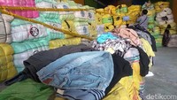 Baju-baju bekas yang diimpor secara ilegal ini diduga dari Korea Selatan. (Foto: Deny Prastyo Utomo/detikJatim)