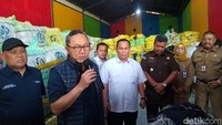 Menteri Perdagangan Zulkifli Hasan usai memusnahkan 824 bal pakaian bekas impor (Foto: Deny Prastyo Utomo/detikJatim)