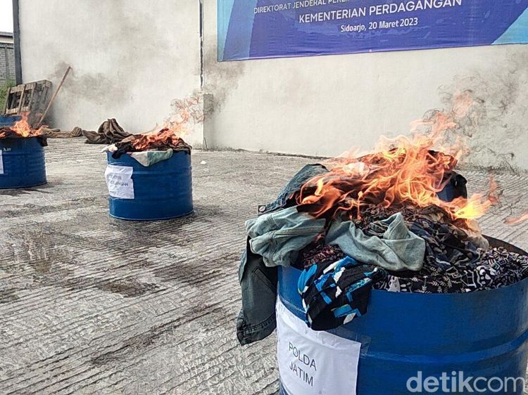 824 Bal Pakaian Bekas Ilegal Senilai Rp 10 Miliar Dimusnahkan di Sidoarjo