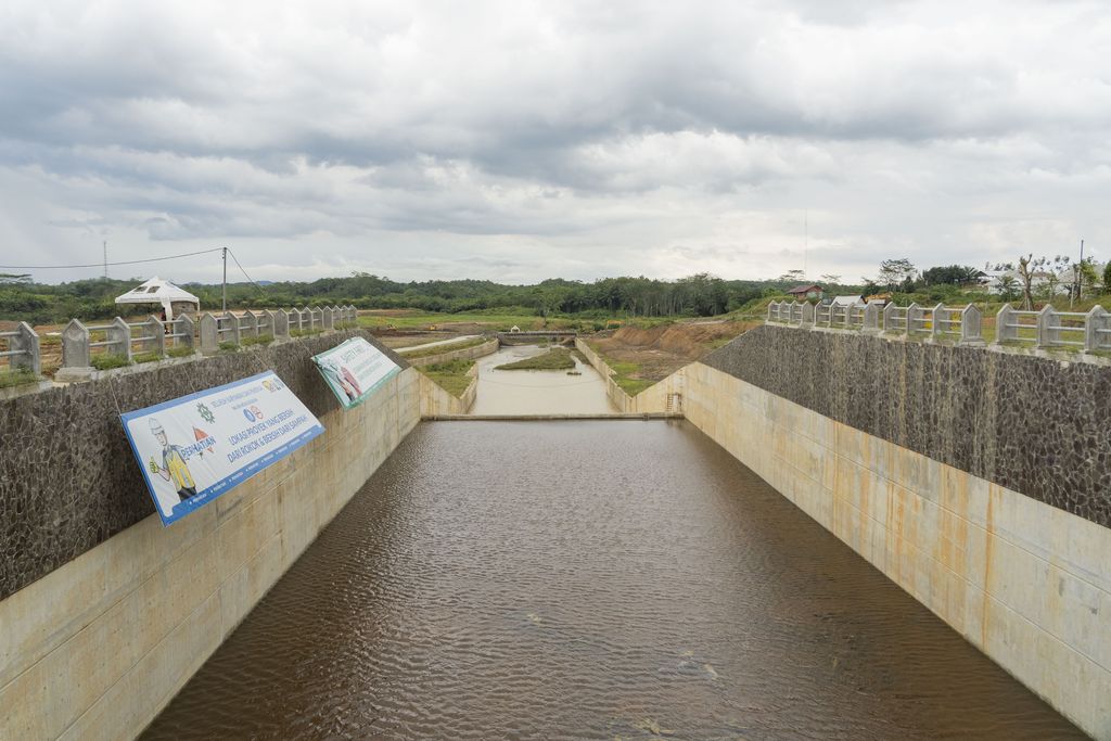 Kementerian PUPR tengah menyelesaikan pembangunan Bendungan Sepaku Semoi dan Intake Sungai Sepaku di Kabupaten Penajam Paser Utara, Kalimantan Timur. (Bloomberg via Getty Images)