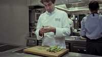 Mulai dari hidangan khas Spanyol dan aneka seafood segar, semuanya disiapkan langsung oleh barisan chef profesional. Foto: Pool/Site