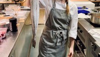 Mengusung konsep open kitchen, sambil menunggu pesanan makanan tiba, para pengunjung bisa melihat langsung kesibukan di dapur Nerua. Foto: Pool/Site