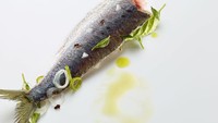 Salah satu hidangan yang paling populer ada olahan ikan, disajikan secara mentah dan segar hingga menjadi ikan bakar. Foto: Pool/Site