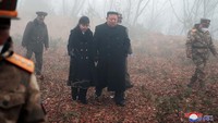 Kim Jong Un mengajak putrinya Kim Ju Ae memantau latihan perang Korea Utara, Minggu (19/3/2023) waktu setempat. Reuters/KCNA.