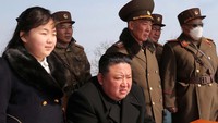 Kim yang mengawasi uji coba rudal itu mengatakan bahwa latihan itu untuk meningkatkan kemampuan perang militer yang sebenarnya dan memastikan kesiapan Korut untuk setiap serangan balik nuklir segera dan luar biasa. Reuters/KCNA.