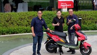 Direktur Sales Telkomsel Adiwinahyu Basuki Sigit, Chief Executive Volta Iwan Suryaputra, Direktur Network Telkomsel Nugroho saat meresmikan kolaborasi antara Telkomsel dengan Volta terkait program bundling sewa motor listrik dapat kuota data di Jakarta.