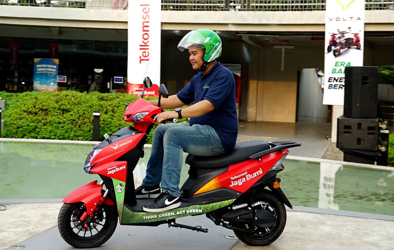 Telkomsel berkolaborasi dengan Volta menghadirkan program bundling sewa motor listrik, di mana pelanggan akan mendapatkan kuota data mulai dari 800 MB hingga 2 GB sebagai upaya mendukung pengurangan emisi karbon di Indonesia. Informasi lengkap mengenai program kolaborasi ini dapat diakses melalui voltaindonesia.com/telkomsel-bundling.