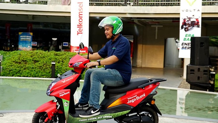 Telkomsel berkolaborasi dengan Volta menghadirkan program bundling sewa motor listrik, di mana pelanggan akan mendapatkan kuota data mulai dari 800 MB hingga 2 GB sebagai upaya mendukung pengurangan emisi karbon di Indonesia. Informasi lengkap mengenai program kolaborasi ini dapat diakses melalui voltaindonesia.com/telkomsel-bundling.